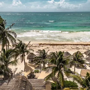 4* Hotel Niken Beachfront